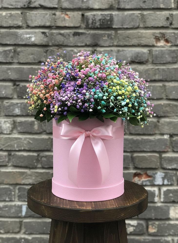 Цветочная композиция из Гипсофила и Розы в шляпной коробке в Мариинске