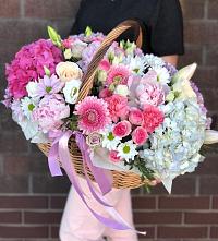 Композиция солнечный день в Мариинске Цветочная композиция из Розы, Хризантемы, Пионы и Лизиантусы в корзине в Мариинске