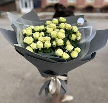 Букет Белые кустовые розы Солинеро в Мариинске