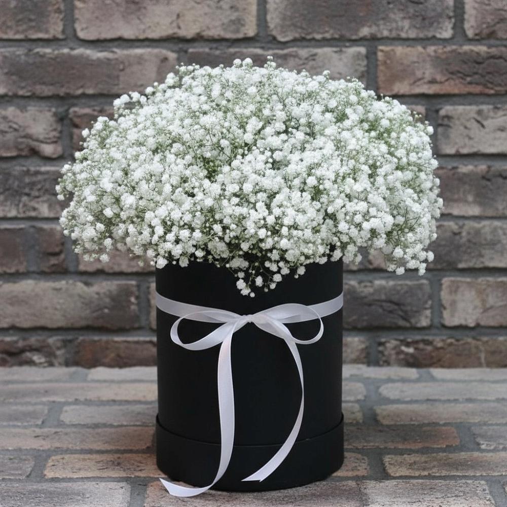 Цветочная композиция из Гипсофила в шляпной коробке в Мариинске