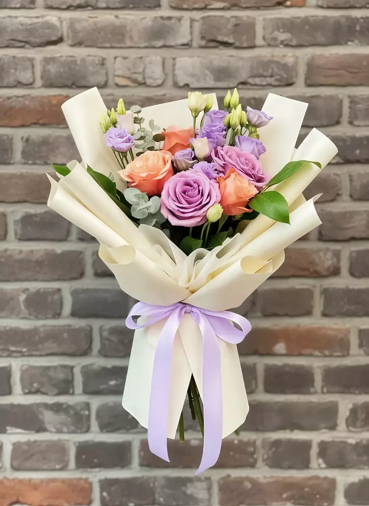 Букет цветов из: Лизиантусы и Розы в Мариинске