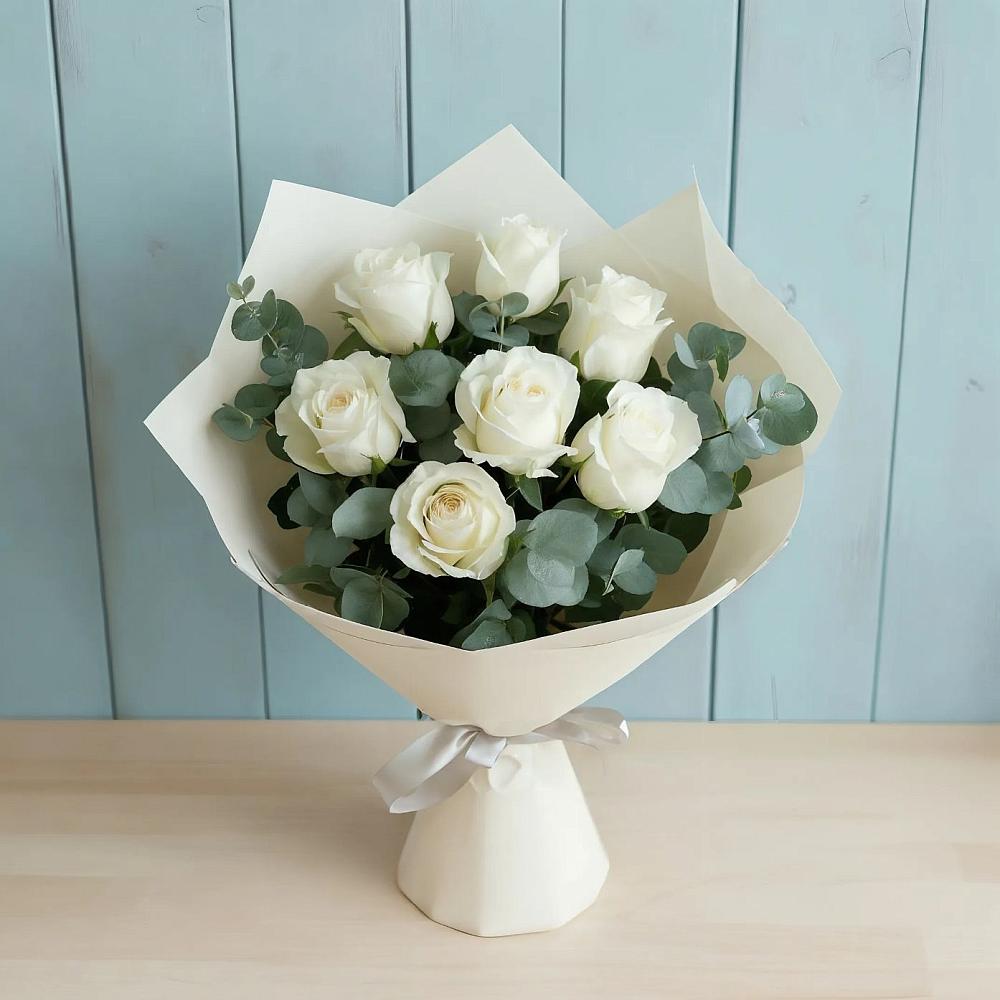 Букет Белые розы в Эвкалипте в Мариинске