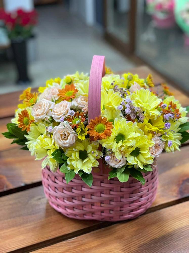 Цветочная композиция из Хризантемы и Розы в корзине в Мариинске