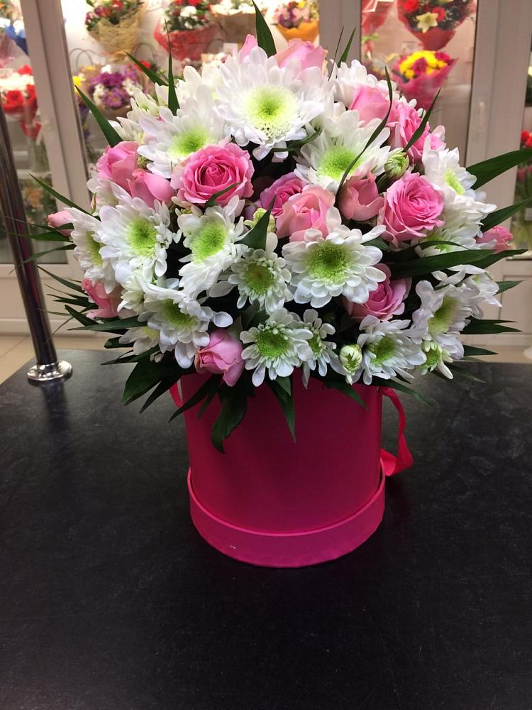 Цветочная композиция из Розы и Хризантемы в шляпной коробке в Мариинске