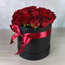 Цветочная композиция из Розы в шляпной коробке в Мариинске
