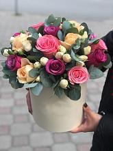 Цветочная композиция из Розы в шляпной коробке в Мариинске